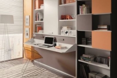CAMA ABATIBLE HORIZONTAL, CON MESA ESTUDIO, ALTO DE UNA PUERTA Y DOS ESTANTERÍAS LATERALES.