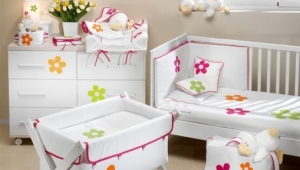 DORMITORIO INFANTIL, COMPUESTO `POR CUNA, CAPAZO Y CAMBIADOR. DIFERENTES ACABADOS Y TEXTILES.