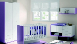 DORMITORIO INFANTIL, CON CUNA, CAMBIADOR, ARMARIO Y ESTANTERÍA DE PARED.