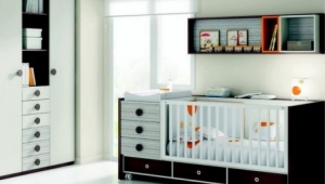 DORMITORIO INFANTIL CON CUNA CONVERTIBLE, ARMARIO CON CHIFONIER Y ALTO DIÁFANO.