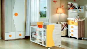 DORMITORIO INFANTIL CON ARMARIO, CUNA, ESTANTE DE PARED CON PERCHERO Y CAMBIADOR DE CUATRO CAJONES.