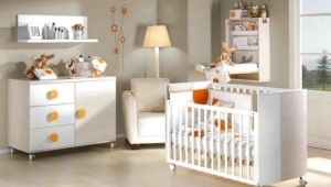 DORMITORIO INFANTIL CON CUNA, CÓMODA DE CAJONES Y PUERTA Y CAMBIADOR DE PARED.