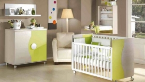 DORMITORIO INFANTIL CON CUNA, CAMBIADOR Y ESTANTE DE PARED Y CÓMODA DE DOS PUERTAS. GRAN VARIEDAD DE TEXTILES PARA VESTIR TODOS LOS MUEBLES DE PUERICULTURA.