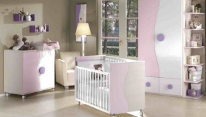 DORMITORIO INFANTIL CON ARMARIO DE DOS PUERTAS CON TERMINAL ZAPATERO, CÓMODA DE DOS PUERTAS Y CUNA.