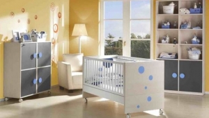 DORMITORIO INFANTIL CON CUNA, LIBRERÍA CON BAJO DE PUERTA Y MÓDULO DE CUATRO PUERTAS.