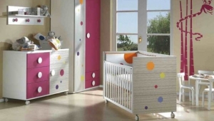 DORMITORIO INFANTIL CON CUNA , CÓMODA Y ARMARIO. TODOS LOS MUEBLES DE PUERICULTURA SE FABRICAN EN DIFERENTES ACABADOS.