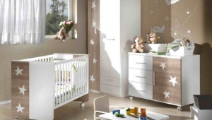 DORMITORIO INFANTIL CON ARMARIO DE DOS PUERTAS, CUNA Y CÓMODA CON TRES CAJONES Y PUERTA.