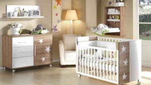 DORMITORIO INFANTIL CON CUNA, CÓMODA DE CAJONES Y PUERTA,Y ESTANTE Y CAMBIADOR DE PARED.