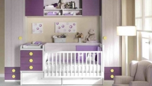 DORMITORIO INFANTIL CON CUNA CONVERTIBLE, DOS ARMARIOS DE UNA PUERTA CON CAJONES VISTOS Y PUENTE.