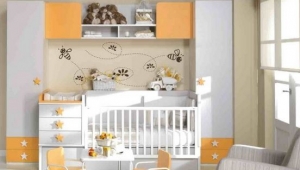 DORMITORIO INFANTIL CON CUNA CONVERTIBLE, PUENTE Y ARMARIOS DE UNA PUERTA.