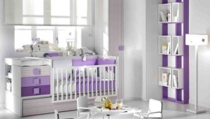 DORMITORIO INFANTIL CON CUNA CONVERTIBLE, ARMARIO DE RINCÓN Y ESTANTERÍA CON CUBOS.