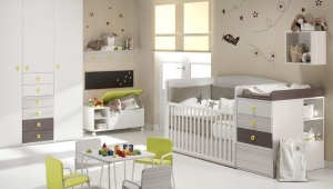 DORMITORIO INFANTIL CON ARMARIO DE TRES PUERTAS Y CHINFONIER, BAÚL, CUBO DE PARED Y CUNA CONVERTIBLE.