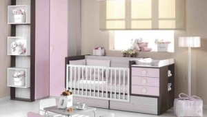 DORMITORIO INFANTIL CON CUNA CONVERTIBLE,Y ARMARIO DE RINCÓN CON ESTANTERÍA CON CUBOS.