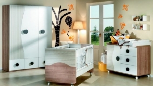 DORMITORIO INFANTIL CON CUNA, ARMARIO DE TRES PUERTAS CON CAJONES EXTERIORES Y CÓMODA CAMBIADOR CON PUERTA Y CAJONES. TODO EL MOBILIARIO DE PUERICULTURA SE FABRICA EN DIFERENTES ACABADOS.