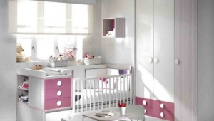 DORMITORIO INFANTIL CON CUNA CONVERTIBLE, CUBO DE PARED Y ARMARIO DE TRES PUERTAS CON CAJONES VISTOS.