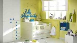 DORMITORIO INFANTIL CON CUNA CONVERTIBLE, ARMARIO, BAÚL Y CUBOS DE PARED.