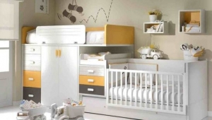 DORMITORIO INFANTIL CON CAMA TREN CON CUNA CONVERTIBLE Y CAMA ARRASTRE.