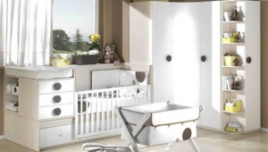 DORMITORIO INFANTIL CON CUNA CONVERTIBLE, ARMARIO DE RINCÓN, TERMINAL ZAPATERO Y CUCO.