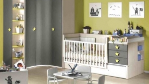 HABITACIÓN INFANTIL CON CUNA CONVERTIBLE EN ACABADO MAPLE, COMBINADO CON UN ACABADO PIZARRA Y TIRADOR DE ESTRELLA EN PISTACHO.