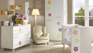 DORMITORIO INFANTIL CON ARMARIO, CUNA, CÓMODA DE SEIS CAJONES CON CAMBIADOR.