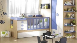 DORMITORIO INFANTIL CON CUNA CONVERTIBLE Y ARMARIO CON TERMINAL, EN NOGAL CLARO COMBINADO CON AZUL Y BLANCO.