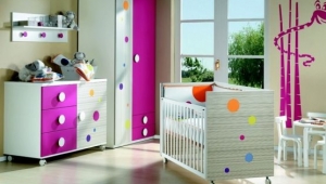 DORMITORIO INFANTIL CON CUNA, ARMARIO, ESTANTE PERCHERO Y CÓMODA CAMBIADOR CON PUERTA Y TRES CAJONES. TODOS LOS MUEBLES DE PUERICULTURA SE HACEN EN DIFERENTES ACABADOS.