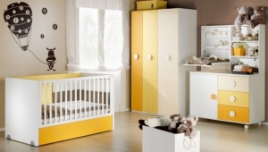 DORMITORIO INFANTIL, CON CUNA CONVERTIBLE, CÓMODA DE CAJONES Y PUERTA, ARMARIO DE TRES PUERTAS, ESTANTERÍA Y CAMBIADOR ABATIBLE.