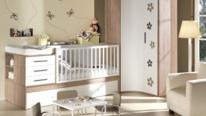 DORMITORIO INFANTIL CON CUNA CONVERTIBLE Y ARMARIO DE RINCÓN. ACABADO NOGAL Y BLANCO.