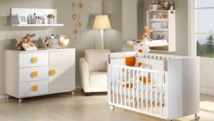 DORMITORIO INFANTIL CON CUNA, CÓMODA, ESTANTE Y CAMBIADOR DE PARED.