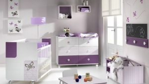 DORMITORIO INFANTIL CON CUNA, BAÚL PERCHERO, CÓMODA DE SEIS CAJONES Y CUBOS DE PARED.