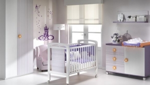 DORMITORIO INFANTIL CON CUNA, ARMARIO DE DOS PUERTAS, CÓMODA CAMBIADOR Y ESTANTE DE PARED. GRAN VARIEDAD DE TEXTILES PARA VESTIR LOS MUEBLES DE PUERICULTURA.