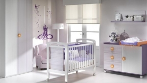 DORMITORIO INFANTIL CON CUNA, ARMARIO DE DOS PUERTAS, CÓMODA CAMBIADOR Y ESTANTE DE PARED. GRAN VARIEDAD DE TEXTILES PARA VESTIR LOS MUEBLES DE PUERICULTURA.