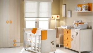 DORMITORIO INFANTIL CON CUNA, ARMARIO DE DOS PUERTAS CON CAJONES VISTOS, CÓMODA CON PUERTA Y CAJONES Y ESTANTE DE PARED.