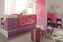 HABITACIÓN INFANTIL CON CUNA CONVERTIBLE ARMARIO, CUBOS DIÁFANOS Y CON PUERTA, FORMANDO UNA ESTANTERÍA Y PEQUEÑO TREN JUGUETERO.