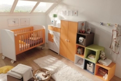 DORMITORIO INFANTIL CON CUNA, ARMARIO, CÓMODA Y CUBOS A MODO DE ESTANTERÍA.