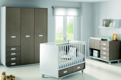 DORMITORIO INFANTIL CON CUNA CON DOS CAJONES, ARMARIO DE TRES PUERTAS Y CAMBIADOR.