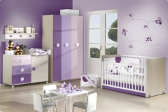 DORMITORIO INFANTIL CON CUNA CONVERTIBLE, CAMBIADOR, ARMARIO DE TRES PUERTAS Y ESTANTERÍA CON PERCHERO.
