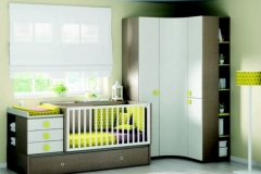 DORMITORIO INFANTIL CON CUNA CONVERTIBLE, ARMARIO DE RINCÓN Y TERMINAL.