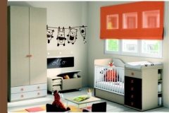 DORMITORIO INFANTIL CON CUNA CONVERTIBLE, ARMARIO Y BAÚL.
