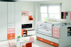 DORMITORIO INFANTIL CON CUNA CONVERTIBLE EN CAMA COMPACTO, ARMARIO Y BAÚL.
