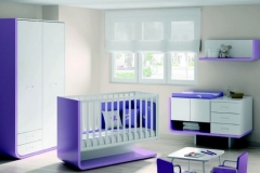 DORMITORIO INFANTIL, CON CUNA, CAMBIADOR, ARMARIO Y ESTANTERÍA DE PARED.