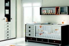 DORMITORIO INFANTIL CON CUNA CONVERTIBLE, ARMARIO CON CHIFONIER Y ALTO DIÁFANO.