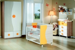 DORMITORIO INFANTIL CON ARMARIO, CUNA, ESTANTE DE PARED CON PERCHERO Y CAMBIADOR DE CUATRO CAJONES.