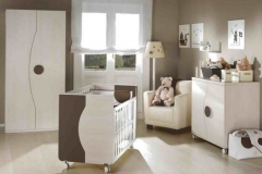 DORMITORIO INFANTIL CON ARMARIO DE DOS PUERTAS, CUNA Y CÓMODA DE DOS PUERTAS.
