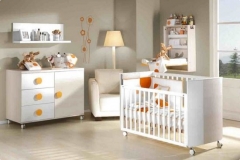DORMITORIO INFANTIL CON CUNA, CÓMODA DE CAJONES Y PUERTA Y CAMBIADOR DE PARED.