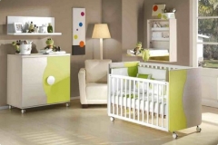 DORMITORIO INFANTIL CON CUNA, CAMBIADOR Y ESTANTE DE PARED Y CÓMODA DE DOS PUERTAS. GRAN VARIEDAD DE TEXTILES PARA VESTIR TODOS LOS MUEBLES DE PUERICULTURA.