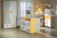 DORMITORIO INFANTIL CON ARMARIO DE DOS PUERTAS, CUNA, CÓMODA DE CAJONES Y ESTANTE DE PARED CON PERCHERO.