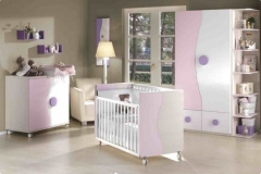 DORMITORIO INFANTIL CON ARMARIO DE DOS PUERTAS CON TERMINAL ZAPATERO, CÓMODA DE DOS PUERTAS Y CUNA.