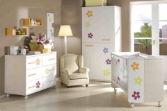 DORMITORIO INFANTIL CON CUNA , CÓMODA DE CINCO CAJONES Y ESTANTES DE PARED.