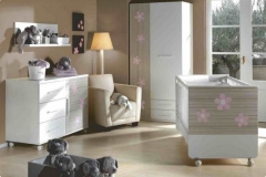 DORMITORIO INFANTIL CON CUNA, ESTANTE Y CÓMODA.